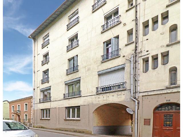 Appartement te koop in&nbsp;TULLE 19000 Corrèze Limousin France: Appartement op de begane grond met 2 slaapkamers en parkeerplaats. Dit appartement op de begane grond is gelegen in het centrum van Tulle en beschikt over een eigen parkeerplaats.<br />
<br />
Bij binnenkomst k...