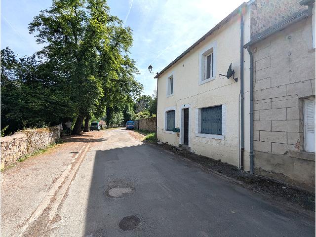 Huis te koop in&nbsp;LE GRAND BOURG 23240 Creuse Limousin Frankrijk: Loopafstand van winkels vanuit dit ruime dorpshuis met drie verdiepingen en zes slaapkamers. Gelegen op een rustige locatie, maar op loopafstand van de bars, restaurants en winkels van Le Grand-Bourg ...