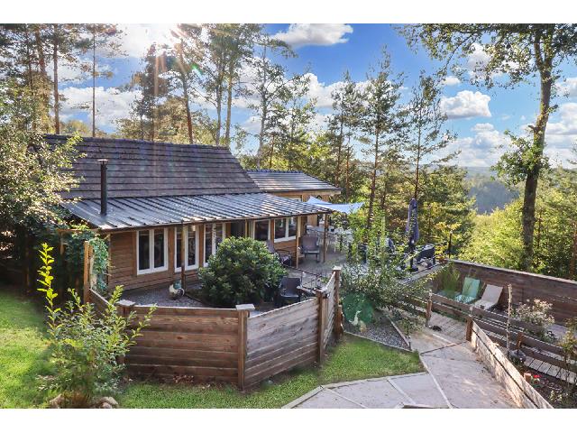 Huis te koop in&nbsp;MARCILLAC LA CROISILLE 19320 Corrèze Limousin France: Houten huis op 3 minuten loopafstand van het meer met 3 slaapkamers, een zomerhuis en een buitenruimte van 1353 m². Gelegen in de gewilde wijk Le Puy Nachet in Marcillac-la-Croisille, biedt dit charm...