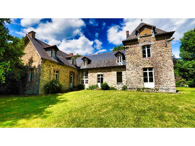 Haus zu verkaufen in&nbsp;LES FOUGERETS 56200 Morbihan Bretagne Frankreich: Teilweise bewohnbares Herrenhaus mit großem Potenzial. In der südlichen Bretagne, nahe der Marktstadt Redon mit ihrer direkten TGV-Verbindung nach Paris und unweit des schiffbaren Flusses Oust, lieg...