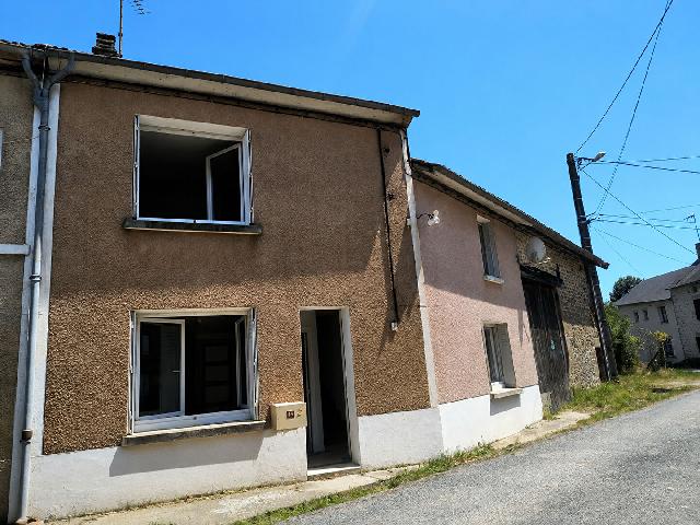 Haus&nbsp;zu verkaufen in&nbsp;BERSAC SUR RIVALIER 87370 Haute-Vienne Frankreich. Charmantes Dorfhaus mit 3 Schlafzimmern, Scheune, Nebengebäude und Entwicklungspotenzial. Eingebettet in einen ruhigen Weiler am Rande des charmanten Dorfes Bersac-sur-Rivalier und nur 6 km von Bessi...