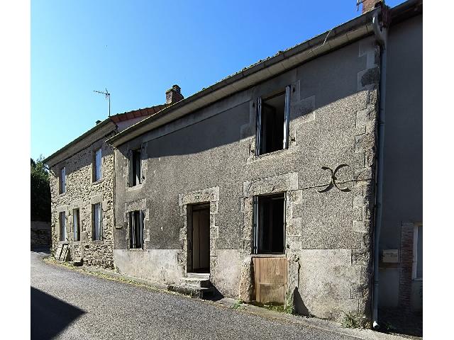 Maison &agrave; vendre &agrave;&nbsp;LAURIERE 87370 Haute-Vienne Limousin France: Maison de ville de caractère à rénover, avec grande grange indépendante, située dans un village très prisé. Dans le charmant village de Laurière, à seulement quinze minutes en voiture de Bess...