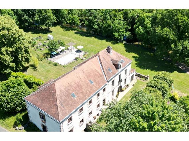 Huis te koop in&nbsp;EXCIDEUIL 24160 Dordogne Aquitaine Frankrijk: Residentie op een privé-eiland met zwembad. Leef uw droom op uw eigen privé-eiland in de noordelijke Dordogne - rustig, afgelegen, maar toch op slechts vijf minuten van winkels, banken en cafés, en...