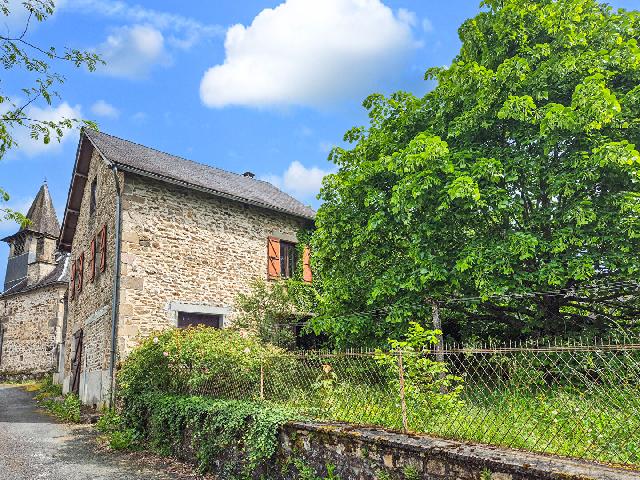 Haus&nbsp;zu verkaufen in&nbsp;LE LONZAC 19470 Corrèze Frankreich. Steinhaus, teilweise renoviert, mit großer überdachter Terrasse und 232 m² großem Garten. Mitten im Dorf Le Lonzac, nur wenige Schritte von der Bäckerei entfernt, befindet sich dieses teilweise r...
