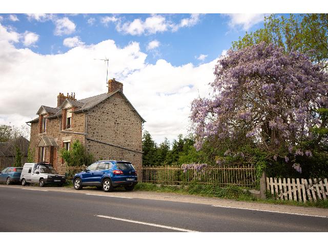 Huis te koop in&nbsp;DUCEY 50220 Manche Basse-Normandie France: Vrijstaande woning met 2 slaapkamers op loopafstand van het centrum. KOOPJE!<br />
Deze imposante woning staat op slechts 200 meter van het centrum. Een vrijstaande woning met 2 slaapkamers, klaar voor ren...