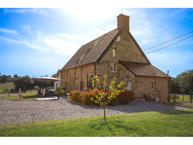 Huis te koop in&nbsp;MONTCHAMP 14350 Calvados Basse-Normandie France: Vrijstaand, geen directe buren, klein meer, tuinen, parkeergelegenheid, op een perceel van 4980m2, prachtig gelegen. Deze betoverende woning, gelegen op een verhoogde positie aan het einde van een rus...