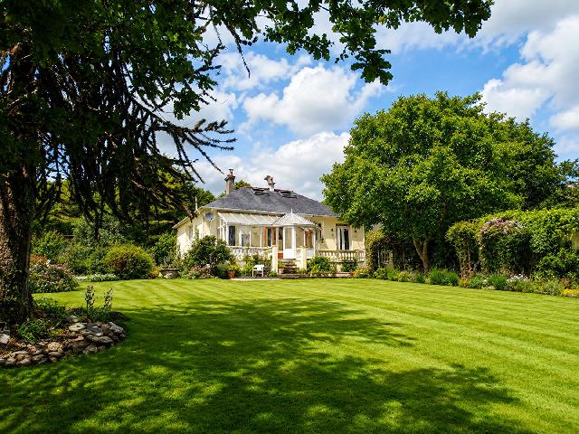 Huis te koop in&nbsp;BON REPOS SUR BLAVET 22570 Côtes-d'Armor Bretagne France: Charmante, gerenoveerde woning aan de rivier met 3.261 m² aangelegde tuin, op loopafstand van de abdij van Bon Repos. Deze prachtig gerenoveerde, vrijstaande woning met twee slaapkamers is gelegen in...
