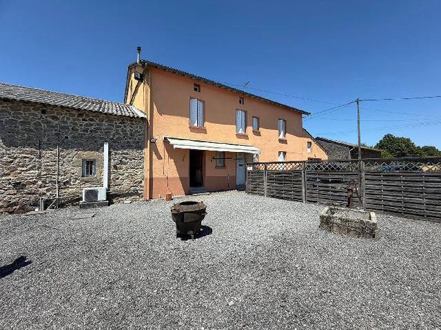 Commercieel object te koop in&nbsp;SAINT SORNIN LEULAC 87290 Haute-Vienne Limousin France: Bloeiend Frans restaurant met ruime privéwoningen. Gelegen in het prachtige landschap van de Limousin, in het departement Haute-Vienne, aan een drukke toeristische en transportroute tussen Bellac en ...