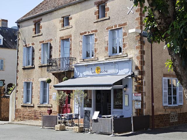 Ferienhaus/Pension zu verkaufen in&nbsp;CHAILLAC 36310 Indre Centre Frankreich: Atemberaubendes Bed & Breakfast mit Café, 7 Schlafzimmern, separatem Eigentümerapartment, Nebengebäuden und großem ummauerten Garten. Im Herzen des freundlichen und lebendigen Dorfes Chaillac im s...