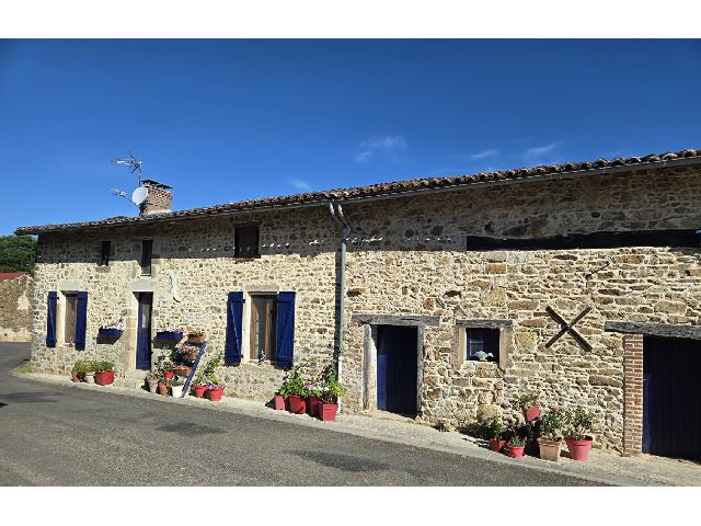 Huis te koop in&nbsp;
BLANZAC
 87300 Haute-Vienne Limousin France: Woonhuis op een terrein van 550 m2 met een woonoppervlakte van 125 m2 op verdieping nummer 2 in een gebouw van 2 verdiepingen. Indeling: 4 vertrekken, keuken, 3 slaapkamers, 1 badkamer, 1 badkamer met...