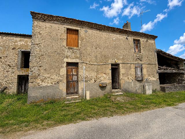 Huis te koop in&nbsp;
SAINT HILAIRE LA TREILLE
 87190 Haute-Vienne Limousin Frankrijk: Woonhuis op een terrein van 470 m2 met een woonoppervlakte van 80 m2 op verdieping nummer 2 in een gebouw van 2 verdiepingen. Indeling: 6 vertrekken, 3 slaapkamers.<br />
...
