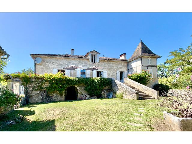 Huis te koop in&nbsp;
LALBENQUE
 46230 Lot Midi-Pyrénées France: Woonhuis op een terrein van 3079 m2 met een woonoppervlakte van 270 m2. Indeling: 10 vertrekken, Woonkamer van 32 m2, 7 slaapkamers, 5 badkamers, 6 toiletten.<br />
...
