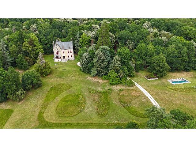 Huis te koop in&nbsp;
PERIGUEUX
 24000 Dordogne Aquitaine Frankrijk: Woonhuis op een terrein van 64176 m2 met een woonoppervlakte van 580 m2. Indeling: 15 vertrekken, 9 slaapkamers.<br />
...