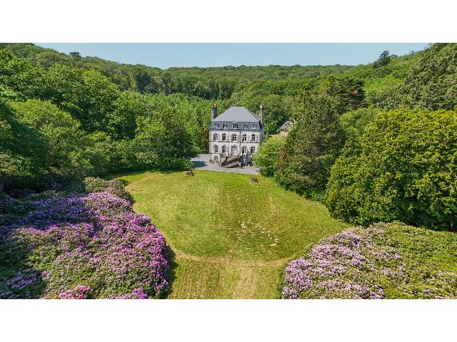 Huis te koop in&nbsp;
CHERBOURG EN COTENTIN
 50100 Manche Basse-Normandie France: Woonhuis op een terrein van 80696 m2 met een woonoppervlakte van 413 m2 op verdieping nummer 4. Indeling: 15 vertrekken, keuken, 8 slaapkamers.<br />
...