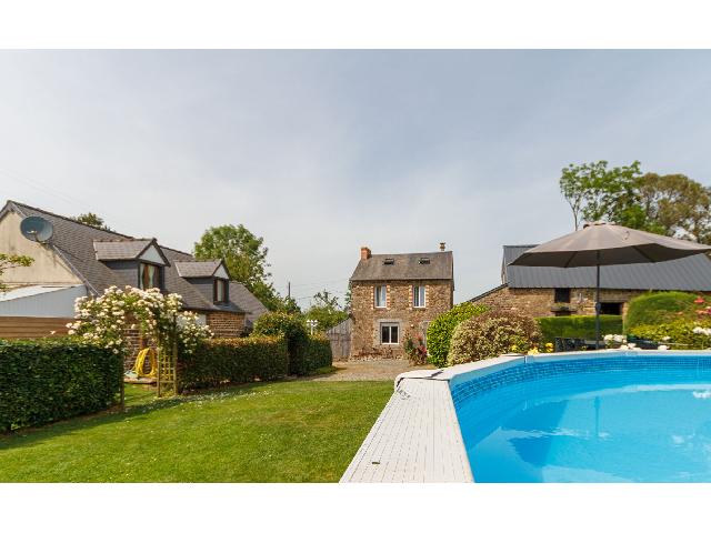 Huis te koop in&nbsp;
DUCEY LES CHERIS
 50220 Manche Basse-Normandie France: Woonhuis op een terrein van 5045 m2 met een woonoppervlakte van 162 m2. Indeling: 10 vertrekken, 7 slaapkamers, 4 badkamers met douche, 4 toiletten.<br />
...