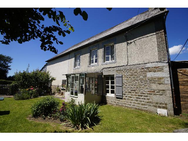Huis te koop in&nbsp;NOUES DE SIENNE 14380 Calvados Basse-Normandie France: Woning met drie slaapkamers plus aparte gezinsaccommodatie op het platteland nabij Noues de Sienne. Verscholen in een rustig straatje zonder directe buren ligt deze woning met drie slaapkamers en een ...