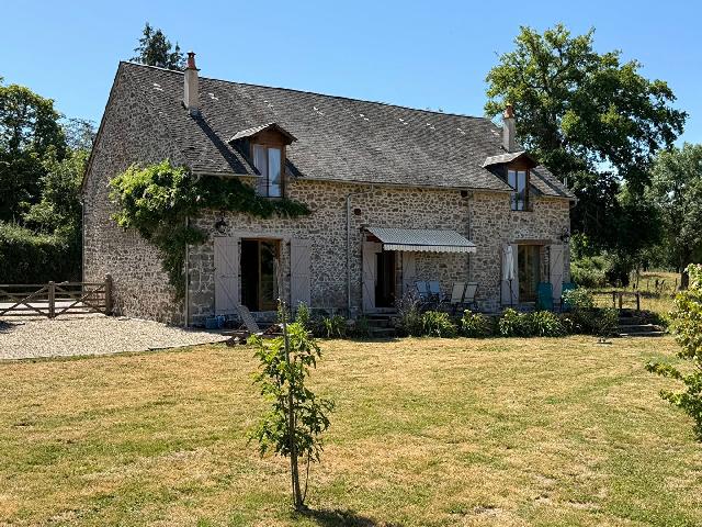 Huis te koop in&nbsp;BAZELAT 23160 Creuse Limousin France: Prachtig verbouwde schuur met 8.248 m² aangrenzend terrein. Gelegen in het schilderachtige landschap van de Creuse, vlak bij het middeleeuwse stadje La Souterraine, is deze schitterende, van natuurst...