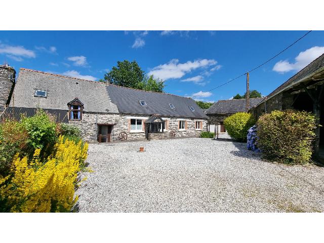 Huis te koop in&nbsp;CAUREL 22530 Côtes-d'Armor Bretagne France: Boerderij met 3 slaapkamers, gîte met 2 slaapkamers, bijgebouwen en op loopafstand van het meer. Locatie, locatie, locatie: dat is waar het bij dit geweldige pand om draait. Ooit eigendom van de monn...