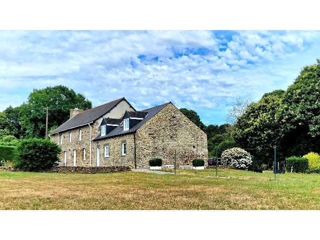 Huis te koop in&nbsp;PLEMET 22210 Côtes-d'Armor Bretagne France: Prachtig, ruim natuurstenen huis met 4 slaapkamers en een gîte met 2 slaapkamers; voorzien van een grote tuin, garage en parkeergelegenheid, gelegen in een rustige, landelijke omgeving. Dit fraaie na...