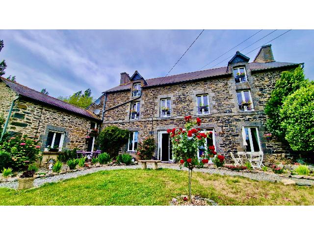 Ferienhaus/Pension&nbsp;zu verkaufen in&nbsp;LE MENE 22330 Côtes-d'Armor Frankreich. Wunderschön renoviertes Steinhaus mit 6 Schlafzimmern, separatem Ferienhaus (Gîte) mit 2 Schlafzimmern und Garten – ideal für den Betrieb einer Pension / „Chambres d'hôtes“ (bereits erfolgre...