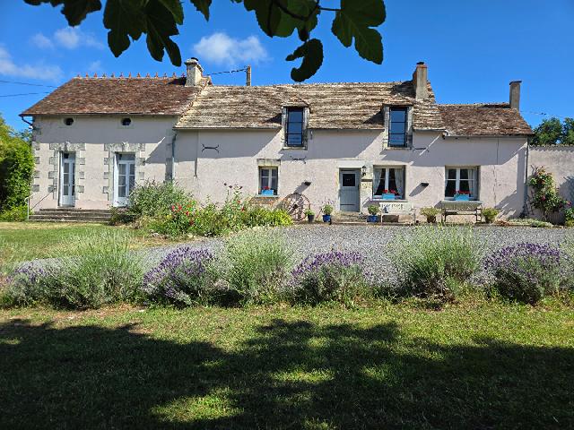 Paardenobject te koop in&nbsp;ARCHIGNY 86210 Vienne Poitou-Charentes France: Karaktervolle woonboerderij met 5 slaapkamers, zwembad en paardenfaciliteiten op 4,32 hectare, nabij het middeleeuwse stadje Chauvigny. Gelegen net buiten het rustige gehucht La Girauderie, combineert...