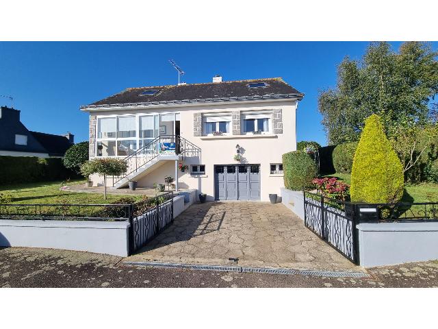 Huis te koop in&nbsp;PLOUGUENAST LANGAST 22150 Côtes-d'Armor Bretagne France: Goed onderhouden dorpswoning met 3 slaapkamers, souterrain en tuin.<br />
Een zeer nette woning die direct bewoonbaar is; er zijn geen directe werkzaamheden nodig.<br />
Deze fraaie vrijstaande woning (pavillon...
