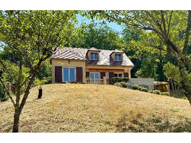 Huis te koop in&nbsp;LUZECH 46140 Lot Midi-Pyrénées France: Vrijstaande woning met 4 slaapkamers op een rustige locatie, op loopafstand van het dorp. Gelegen in een rustige woonwijk van Luzech, biedt deze ruime woning een prachtig vrij uitzicht op het dorp en ...