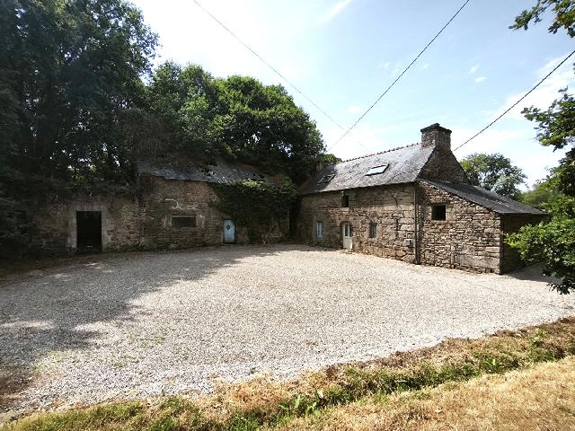 Haus zu verkaufen in&nbsp;LE CROISTY 56540 Morbihan Bretagne Frankreich: Le Croisty: Ursprüngliches Herrenhaus aus dem 16. Jahrhundert, teilweise renoviert, auf einem über 1,2 Hektar großen Grundstück. Eingebettet in die ruhige Landschaft des Morbihan, blickt dieses ch...