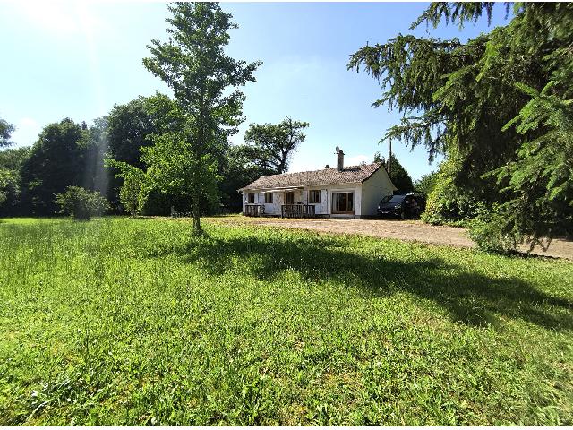 Huis te koop in&nbsp;FOLLES 87250 Haute-Vienne Limousin France: Charmante, gerenoveerde bungalow met prachtig uitzicht op het kasteel en 4600 m² privétuin. Deze prachtig gerenoveerde bungalow met twee slaapkamers ligt verscholen in een rustige landelijke omgevin...
