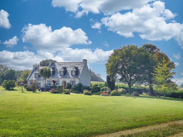 Haus zu verkaufen in&nbsp;MORLAIX 29600 Finistère Bretagne Frankreich: In der Nähe von Morlaix. Großzügiges Einfamilienhaus mit 4 Schlafzimmern und 4.978 m² Bauland. Am Rande des charmanten Dorfes Plougonven im Département Finistère gelegen, bietet dieses freistehe...
