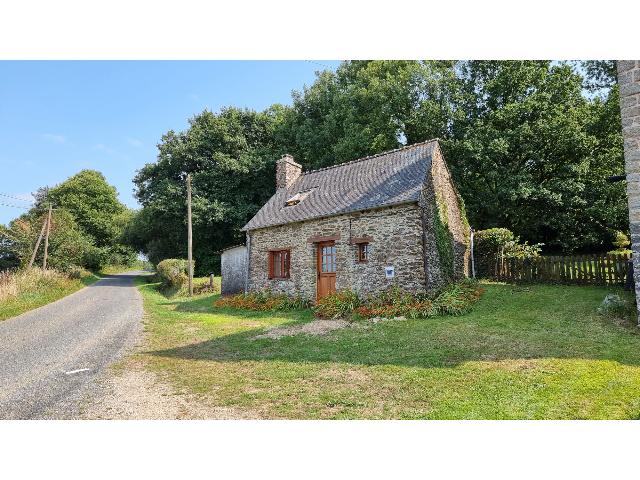 Haus zu verkaufen in&nbsp;SAINT MAYEUX 22320 Côtes-d'Armor Bretagne Frankreich: Charmantes Steinhaus mit einem Schlafzimmer und herrlichem Blick auf die Landschaft. Dieses reizvolle Steinhaus voller Charme und Charakter bietet eine spannende Gelegenheit für alle, die einer Immob...