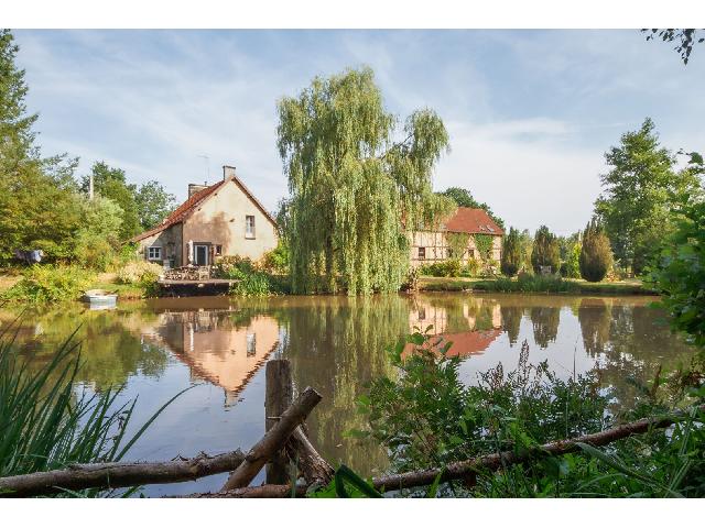 Maison&agrave; vendre &agrave;&nbsp;BARENTON 50720 Manche: Maison de 3 chambres, gîte, lac et terrain dans un magnifique cadre champêtre. Cette maison en pierre de trois chambres, accompagnée d'un gîte de deux chambres et d'un lac privé, est située au c...