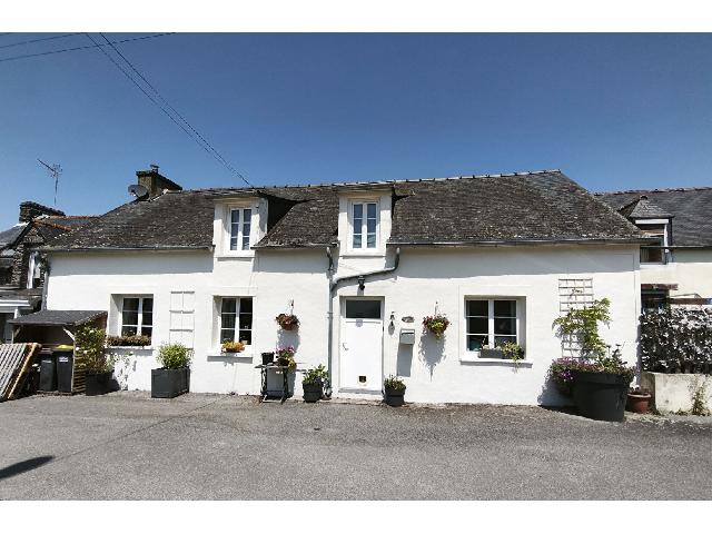 Huis te koop in&nbsp;SAINT MAYEUX 22320 Côtes-d'Armor Bretagne France: Halfvrijstaande dorpswoning met drie slaapkamers en binnenplaats. Deze goed onderhouden halfvrijstaande woning met drie slaapkamers ligt in het hart van het charmante dorp Saint-Mayeux, gunstig gelege...