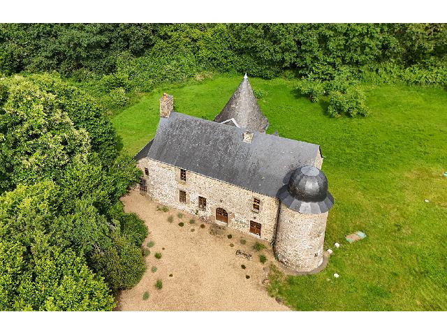 Huis te koop in&nbsp;GORRON 53120 Mayenne Pays de la Loire France: Versterkt landhuis (manoir) met 4 slaapkamers, koetshuis, schuren, bakhuisje en paddocks. Dit huis met 4 slaapkamers, gelegen in het departement Mayenne, dateert uit de 14e eeuw en werd in de loop der...