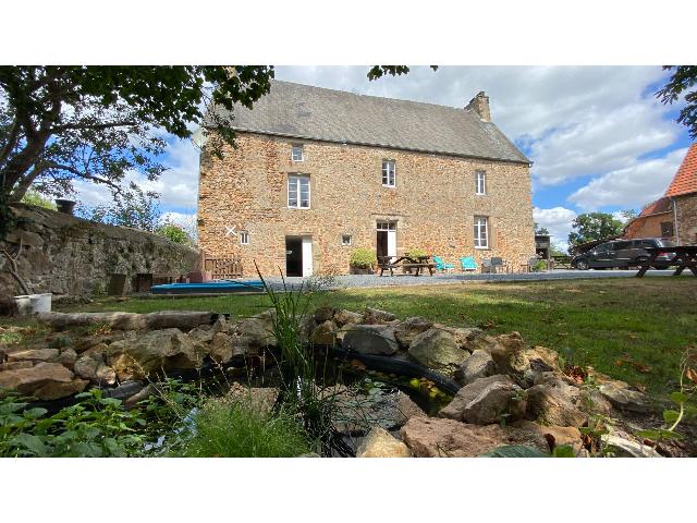 Paardenobject te koop in&nbsp;SAINT JEAN DE DAYE 50620 Manche Basse-Normandie France: Paardenobject met natuurstenen huis (4 slaapkamers, 3 badkamers), 3,4 hectare grond en een rijbaan van 20x60 meter. Historisch landgoed in Normandië met uitstekende paardenfaciliteiten en een zelfsta...