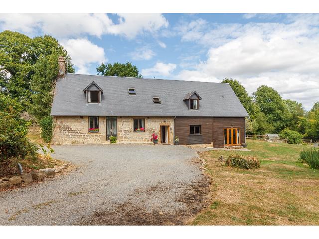 Huis te koop in&nbsp;SOURDEVAL 50150 Manche Basse-Normandie France: Natuurstenen huis met 3 slaapkamers, studio, stallen en grond. Dit huis ligt net buiten Sourdeval en biedt veel flexibiliteit. Het hoofdhuis beschikt over twee slaapkamers; daarnaast bevindt zich een ...