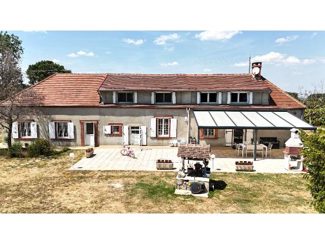 Gites-Chambres-d-hotes te koop in&nbsp;LIGNEROLLES 36160 Indre Centre Frankrijk: Een unieke kans om drie woningen in één te verwerven: een hoogwaardig landelijk pand met zwembad en een perceel van 8.270 m². Gelegen aan de rand van Lignerolles, een klein dorp in het centrum van ...