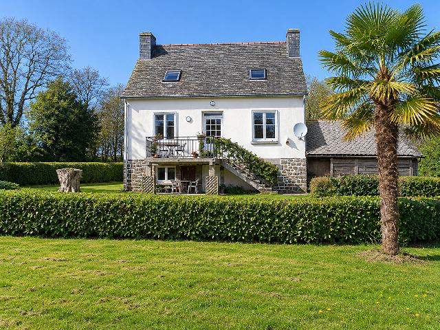 Huis te koop in&nbsp;PLUSSULIEN 22320 Côtes-d'Armor Bretagne France: Een vrijstaande woning met drie slaapkamers, bijgebouwen en meer dan een hectare grond, nabij Plussulien. Deze fantastische vrijstaande woning beschikt over meer dan een hectare grond! Daarnaast zijn ...