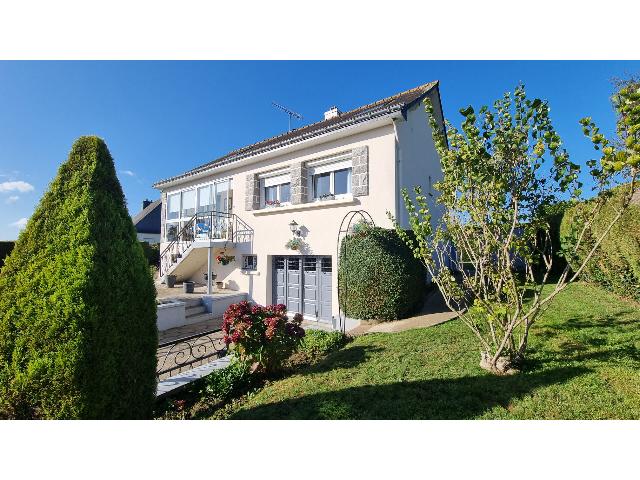 Huis te koop in&nbsp;PLOUGUENAST LANGAST 22150 Côtes-d'Armor Bretagne France: Vrijstaande woning met 3 slaapkamers, souterrain, tuin en oprit. Een uitstekend onderhouden huis dat direct bewoonbaar is.<br />
Deze fraaie woning in 'pavillon'-stijl ligt op loopafstand van een uitsteken...