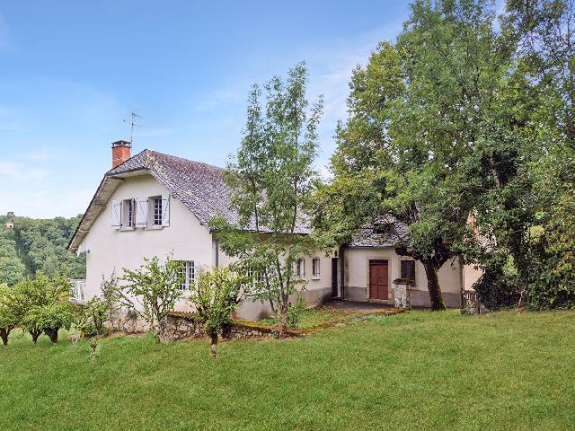 Huis te koop in&nbsp;ST SYLVAIN 19380 Corrèze Limousin France: Nabij Argentat. Landelijk gelegen woning met 4 slaapkamers, een aangrenzend tweede huis dat gerenoveerd moet worden, een bijgebouw en 41.299 m² grond. Aan de rand van het mooie dorp Saint-Sylvain lig...