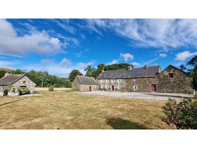 Huis te koop in&nbsp;BON REPOS SUR BLAVET 22570 Côtes-d'Armor Bretagne Frankrijk: Laniscat, charmante en karaktervolle Bretonse boerderij uit de 18e eeuw met bijgebouwen op een perceel van 1 hectare. Deze prachtige 18e-eeuwse boerderij, vol Bretonse charme, karakter en potentieel, ...