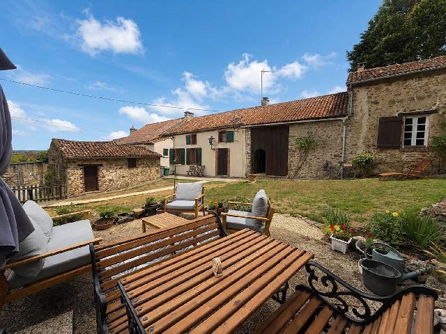 Gîtes/Chambres d'hôtes te koop in&nbsp;MAGNAC LAVAL 87190 Haute-Vienne Limousin France: Twee huizen en een appartement met één slaapkamer, volledig gerenoveerd en klaar voor gebruik. Dit veelzijdige en uitstekend onderhouden complex ligt in een klein, rustig gehucht op loopafstand van ...