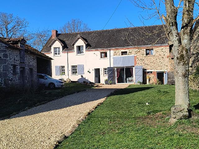 Huis te koop in&nbsp;BOUSSAC 23600 Creuse Limousin France: Veelzijdige woning met 5 slaapkamers, zwembad, bijgebouwen en mogelijkheden voor een gîte. Gelegen op een rustige, landelijke locatie, bevindt dit indrukwekkende pand zich op slechts 15 minuten van B...