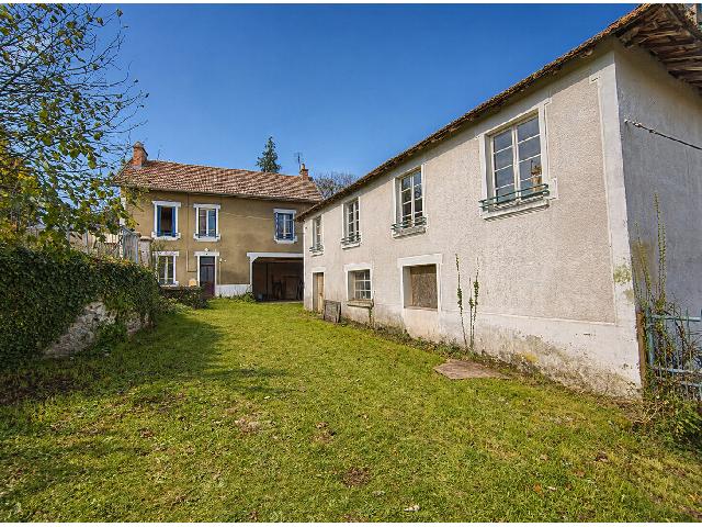 Huis te koop in&nbsp;SAINT SULPICE LAURIERE 87370 Haute-Vienne Limousin France: Voormalige molen, winkel, fabriek en twee schuren. Geweldige locatie! Dicht bij het meer van Saint-Sulpice-Laurière vindt u deze oude molen, inclusief winkel, fabriek en twee grote schuren. Het pand ...