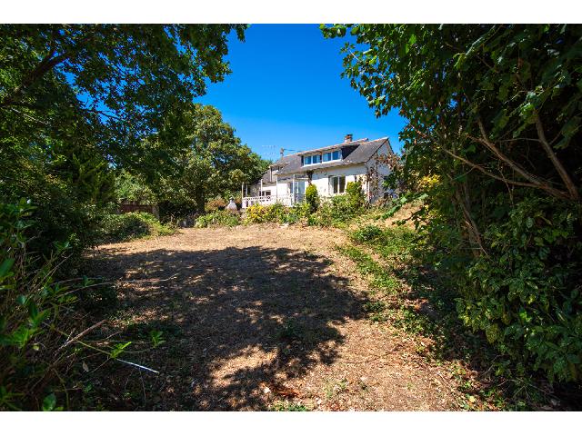Huis te koop in&nbsp;SAINT BRICE DE LANDELLES 50730 Manche Basse-Normandie France: Op 8 km van Saint-Hilaire: vrijstaande woning met 4 slaapkamers, gelegen op een perceel met bos en weiland; renovatie/modernisering gewenst. Gelegen op een zeer rustige locatie op het platteland, op s...