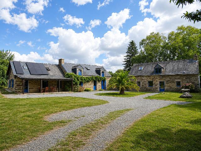 Huis te koop in&nbsp;GUISCRIFF 56560 Morbihan Bretagne France: Prachtig natuurstenen huis met gîte en 6.060 m² grond nabij Guiscriff. Een schitterend gerenoveerde woning van natuursteen die veel ruimte en diverse gebruiksmogelijkheden biedt, inclusief een zelfs...
