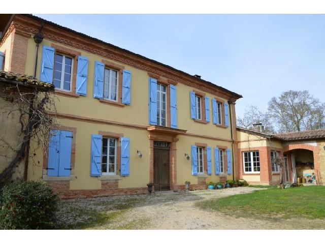 Huis te koop in&nbsp;LOMBEZ 32220 Gers Midi-Pyrénées France: Woonhuis met een terrein van 18715 m2 met een woonoppervlakte van 433 m2. Indeling: 11 vertrekken, 6 slaapkamers, 1 badkamer...