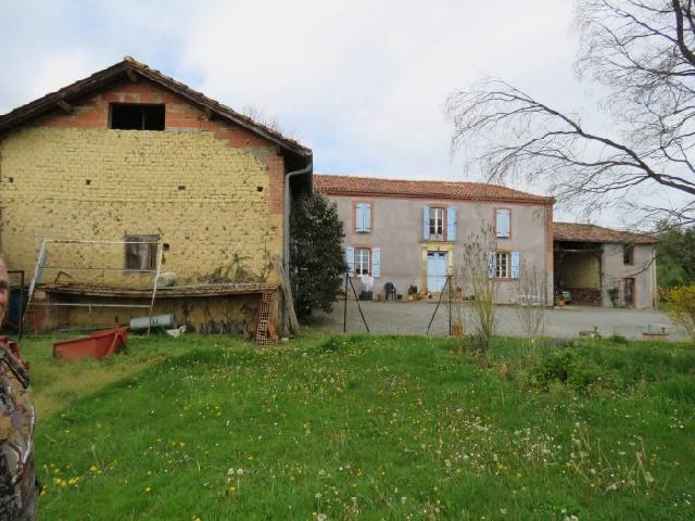 Huis te koop in&nbsp;BOULOGNE-SUR-GESSE 31350 Haute-Garonne Midi-Pyrénées France: Woonhuis met een terrein van 8900 m2 met een woonoppervlakte van 230 m2. Indeling: 8 vertrekken, 4 slaapkamers...