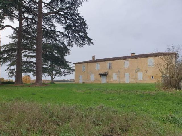 Paardenobject te koop in&nbsp;AUCH 32000 Gers Midi-Pyrénées France: Woonhuis met een terrein van 14613 m2 met een woonoppervlakte van 300 m2. Indeling: 10 vertrekken...
