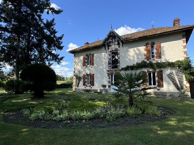 Huis te koop in&nbsp;MIRANDE 32300 Gers Midi-Pyrénées France: Woonhuis met een terrein van 4780 m2 met een woonoppervlakte van 206 m2. Indeling: 6 vertrekken, 3 slaapkamers, 1 badkamer...